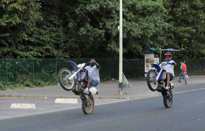 , Loire : Un maire agressé par un père de famille en voulant stopper un rodéo de motos